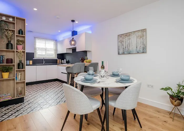 Beautiful 2 Bedrooms Split Level Fulham Apartment
