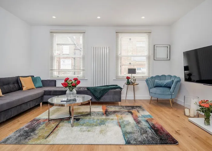 Beautiful 2 Bedrooms Split Level Fulham Apartment