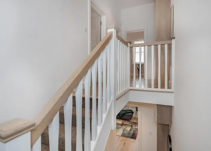 Beautiful 2 Bedrooms Split Level Fulham Apartment