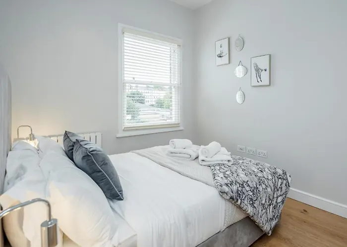 Beautiful 2 Bedrooms Split Level Fulham Apartment