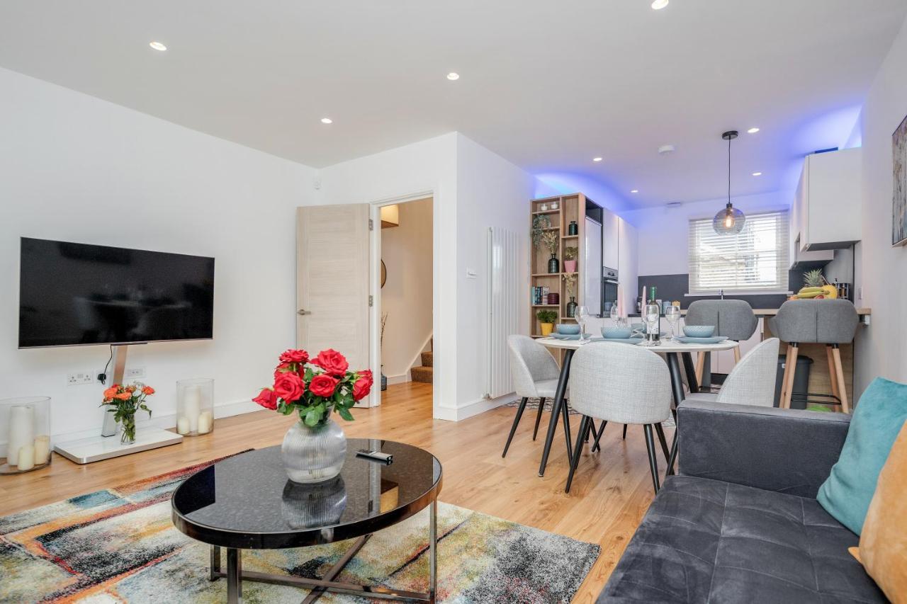 Beautiful 2 Bedrooms Split Level Fulham Apartment *