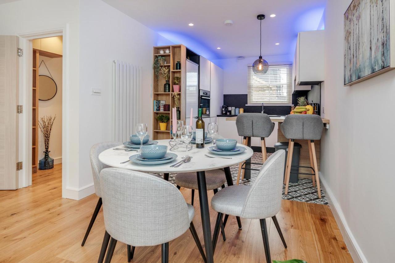 Beautiful 2 Bedrooms Split Level Fulham Apartment London