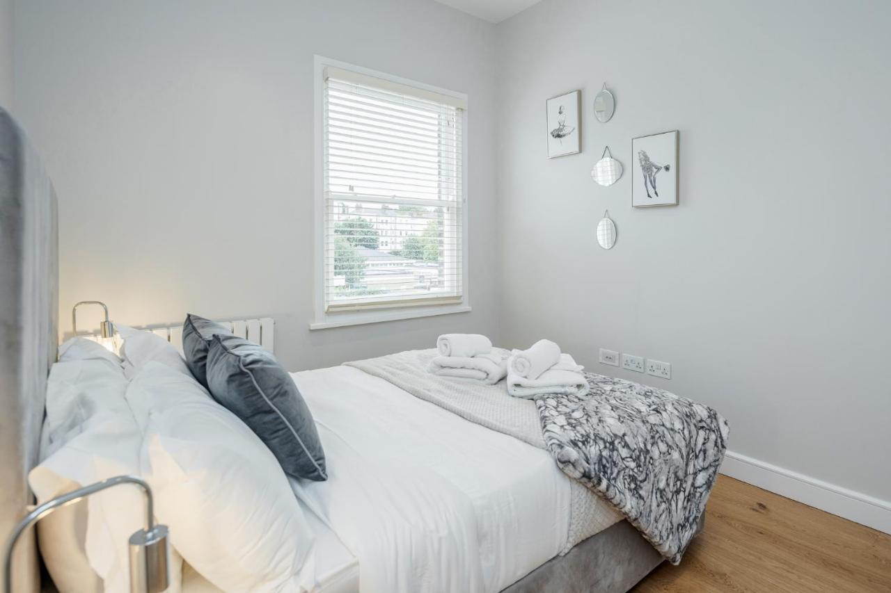 Beautiful 2 Bedrooms Split Level Fulham Apartment
